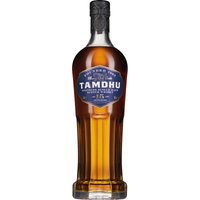 Dunkles Bernstein leuchtet aus der Flasche im eleganten viktorianischen Stil