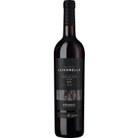 Das in Katalonien gelegene Priorat ist das älteste Weinanbaugebiet Spaniens. Die Weine von hier beziehen ihren spezifischen Charakter aus der besonderen Bodenbeschaffenheit. Der sogenannte Llicorella besteht aus schwarzem und rotem Schiefer sowie Glimmer und enthält kaum Nährstoffe. Hieraus resultiert ein ausgesprochen konzentrierter Wein. Der Llicorella Vitis 60 wirkt im Mund kraftvoll