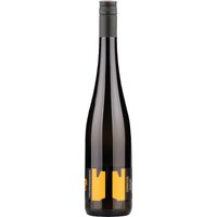 Das Weingut Tegernseerhof kann auf eine mehr als 1000 Jahre alte Geschichte zurückblicken. Heute bewirtschaftet es 27 Hektar Weinberge rund um den Weinort Dürnstein in der Wachau. Der Riesling Federspiel ist ein eleganter