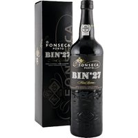 Seit über 100 Jahren wird er schon für den Eigenbedarf der Familie Fonseca hergestellt. Doch erst seit den 1970er-Jahren wird der Bin No. 27 Finest Reserve mit Portwein-Fans in aller Welt geteilt. Die Trauben für diesen Premium Ruby Port stammen überwiegend von Weinbergen der Familie aus dem Gebiet Cima Corgo im Douro-Tal und reifen vier Jahre im großen Holzfass. Körperreich