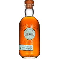 2017 errang die erstaunliche Aromatiefe dieses Blended Irish gleich doppeltes Gold in San Francisco. Von Hand verlesene irische Malt- und Grain-Whiskys sorgen in Kombination für eine seidig-weiche Textur. Geschmacklich offenbaren sich zunächst cremig-süße Vanille und würzige Birne. Darauf folgen herbere Eiche