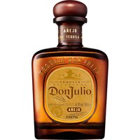 In 18 Monaten Reifezeit erlangt der Don Julio Anejo seinen unverwechselbar komplexen Geschmack. Eine Lagerung in Fässern aus Weißeiche lässt kraftvolle Noten von roten Früchten entstehen. Butterscotch und Toffee spielen im Hintergrund. Die annähernd 80 Jahre Erfahrung der Brennerei bei der Produktion hochwertiger Tequilas ist legendär. Das imposante Geschmackserlebnis aus Honig