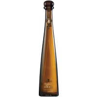 Schimmerndes Gold und transparenter Bernstein bilden das farbliche Aushängeschild dieses handwerklich hergestellten Tequilas. Das Jahr 1942 verweist auf die Gründung der Brennerei im mexikanischen Bundesstaat Jalisco. Sorgfältig gehegte und gepflegte blaue Agaven sind der Rohstoff für diesen berühmten Luxus-Tequila. Eine zweieinhalb Jahre lange Lagerung in Weißeichefässern sorgt für Weichheit. Der Geschmack lässt an Eiche