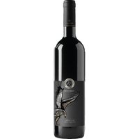 Von den sonnigen Weinbergen Nordmazedoniens stammt dieser außergewöhnliche Cabernet Sauvignon. Dem intensiven und komplexen Duft folgt ein fruchtiger Geschmack von dunklen Beeren und zartbitterer Schokolade