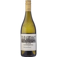 Sieben Monate ruht dieser anspruchsvolle Sauvignon Blanc auf seinem Hefelager. Das Traditionshaus Klein Constantia spendet den intensiven Aromen dadurch einen zarten Schmelz am Gaumen. So erinnert dieser Weißwein aus Südafrikas Top-Weinanbaugebiet an einen langen Abend im Garten einer sommerlichen Villa. Der Estate Sauvignon Blanc zeigt eine mineralische Frische sowie einen ausbalancierten Duft von reifen Stachelbeeren