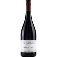 Dieser Pinot Noir ist der ultimative Vorzeigewein des neuseeländischen Familienweinguts Ata Rangi. 2010 wurde er zum ersten "Grand Cru of New Zeland" auserkoren. Für ihn werden nur Trauben der ältesten Reben des Hauses verwendet. Darunter der sagenumwobene Abel-Klon