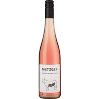 Die Weine »aus der Flanke« bilden das Basissegment im Portfolio des Pfälzer Kultwinzers Uli Metzger. Sein wunderschön lachsfarbener Spätburgunder Rosé ist lebendig am Gaumen und duftet dabei nach fruchtigen Erdbeeren und floralem Hibiskus. Dazu kommt eine Note wie von karamellisierten Äpfeln. Das ist großer Trinkspaß