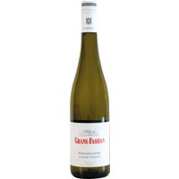 Der Mineralschiefer Riesling des VDP-Weinguts Grans-Fassian stammt von den wunderschönen Hängen der Mosel. Seine auffallende Mineralität ist eine typische Charaktereigenschaft für Weine aus dieser Region. Er zeichnet sich durch eine lebhafte Art aus. Zu Beginn werden Zitrusfrüchte und Aromen von knackigen Äpfeln deutlich. Gibt man ihm etwas Zeit werden die fruchtigen Aromen von Aprikosen und Pfirsichen immer präsenter.