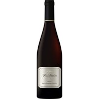Dieser Syrah aus dem kalifornischen Santa Barbara County offenbart ein vielschichtiges Bouquet: Dunkle Früchte wie Schwarzkirsche und Pflaume treten dominant hervor