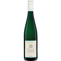 Das Weingut Georg Breuer gehört zu den besten Betrieben des Rheingaus und wurde Anfang des 20. Jahrhunderts von der Familie Breuer übernommen. Heute führt es Theresa Breuer sehr erfolgreich. Der Estate Riesling aus den Lagen des Ortes Rauenthal überzeugt mit außerordentlicher Qualität. In der Nase Birne