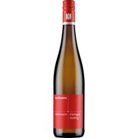 Der Hattenheim Riesling des Rheingauer Weinguts Kaufmann überzeugt primär durch seinen klassischen Charakter und sein hohes Maß an Eleganz. Aromen von frischem grünem Apfel