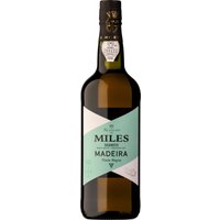 Mit dem topasfarbenen Finest Median Dry 5 Years von Miles fließt ein charakteristischer Madeira ins Glas. Das Bouquet verwöhnt die Nase mit einer Aromenkombination aus getrockneten Früchten