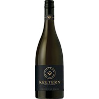 Mit einerunglaublichen Anzahl von Preisen und Auszeichnungen hat sich der KelternVineyard als eine der besten Lagen Neuseelands für Chardonnay etabliert. ImGlas zeigt er eine brillante stroh- und limonenfarbene Tönung. Die Nase bietetein duftendes und komplexes Medley aus weißer Nektarine und Pistolenrauch