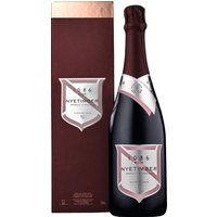 In den vergangenen 30 Jahren hat die im Süden Englands beheimatete Kellerei Nyetimber weltweite Anerkennung für ihre ausgezeichneten Schaumweine erlangt. Einer ihrer Spitzen-Sparklings ist der 1086 Prestige Rosé aus dem Jahr 2010: eine exquisite Jahrgangs-Cuvée mit 75 Prozent Pinot Noir und 25 Prozent Chardonnay. Mit den Aromen roter Früchte