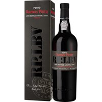 Der Late Bottled Vintage Port von Ramos Pinto aus dem Jahr 2018 besteht in erster Linie aus den Rebsorten Touriga Nacional und Touriga Franca. Tief dunkelrot in der Farbe entströmen dem Glas saftige Aromen roter Früchte