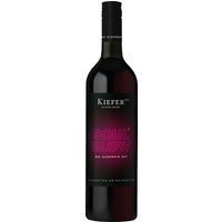 Zum Erwärmen des Gemüts in der kalten Jahreszeit eignet sich der Soul Glow Glühwein aus dem Hause Kiefer hervorragend. Er besticht durch seine ausgewogene und raffinierte Würze sowie mit einer an Orange und Brombeere erinnernden Aromatik. Wahrlich kein Allerwelts-Glühwein