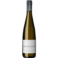 Ein Chardonnay im Holzfass gereift mit geradezu klassischer Anmutung. Die Trauben für den Chardonnay stammen von Reben aus biologischem Anbau. Für die Reife kommt ein Doppelstückfass von 2.400 Litern zum Einsatz. Dadurch gewinnt der Chardonnay an Struktur und Finesse