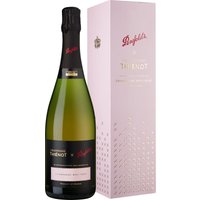 Der Champagne Thienot x Penfolds Rosé stammt aus den fähigen Händen zweier prestigeträchtiger Weingrößen! Die Cuvée überzeugt in der Nase mit einem erfrischenden