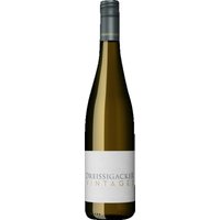 Für seinen Vintages hat Jochen Dreissigacker drei Rieslinge aus drei Jahrgängen zusammengeführt. Der Wein vereint die typische Frische der Rebsorte mit der Fülle und Frucht