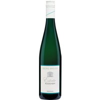 Quarzit- und Schieferböden prägen die Weinlagen von Georg Breuer rund um Rüdesheim. Dem Estate Riesling merkt man diese mineralische Prägung sofort an. Schieferwürze sowie florale und kräuterbetonte Eindrücke vermischen sich mit zarten Fruchtreflexen. Am Gaumen mit einem frischen Eindruck