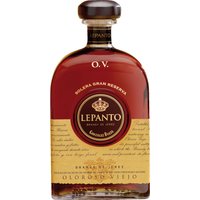 Der Lepanto Solera Gran Reserva O.V. Brandy de Jerez von González Byass zeigt sich in tiefem Bernstein mit dunklen kupferfarbenen Reflexen. In der Nase entfaltet er kraftvolle und nussige Aromen