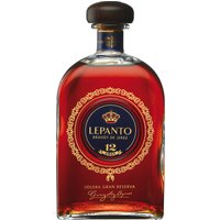 Ein wahres Juwel der Brandykunst eröffnet sich mit dem Lepanto Solera Gran Reserva Brandy de Jerez von González Byass. Dieser edle Brandy beeindruckt bereits mit seiner leuchtenden Topasfarbe