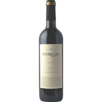 Der Pedregal Tannat von Antigua Bodega aus Uruguay präsentiert sich in einer tief dunkelroten Farbe und duftet verführerisch nach dunklen Früchten wie Sauerkirsche und Feige