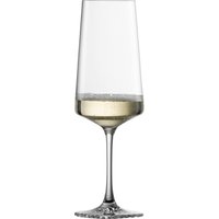 Prickelndes Geschmackserlebnis Durch einen Moussierpunkt am Boden des 23 cm hohen Champagnerglases Echo von Zwiesel Glas können die Perlen des Schaumweins in harmonischen Wellen nach oben steigen. Somit ist das Glas der perfekte Begleiter für jeden feierlichen Moment. Schimmernde Raffinesse Die am Hauptstandort Zwiesel maschinell hergestellte Serie Echo von Zwiesel Glas überzeugt durch das einzigartige Design der Bodenplatte. Wie Schallwellen manifestieren sich die Genussmomente und können in uns nachhallen. Bei besonderen Momenten