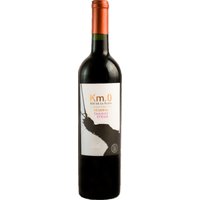 Die Cuvée "Km.0 Reserva Tannat Syrah" aus dem Jahr 2018 von Familia Irurtia stammt aus der Anbauregion Montevideo in Uruguay. Die Kombination aus 70% Tannat und 30% Syrah ergibt einen modernen