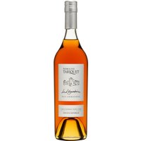 Der Armagnac Domaine Tariquet Le Légendaire zeigt sich in einer blassgoldenen Farbe und verführt mit einem Bouquet von Apfelkuchen