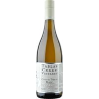 Der 2017er Côtes de Tablas White von Tablas Creek Vineyard stammt aus den sonnenverwöhnten Weinbergen Kaliforniens. Diese Cuvée aus vier klassischen Rhône-Rebsorten besticht durch eine reichhaltige und würzige Nase voller Pfirsichkern