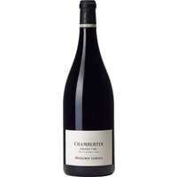 Benjamin Leroux Chambertin Grand Cru Magnum 2021 ist ein herausragender Rotwein aus der Côte de Nuits in Burgund. Dieser Wein aus 100% Pinot Noir Trauben ist eine Ode an die legendären Terroirs dieser Region. Das Bouquet entfaltet eine beeindruckende Vielfalt an Aromen: Reife rote und schwarze Früchte wie Kirschen