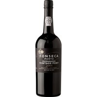 Der Fonseca Guimaraens Vintage Port 2001 vereint die einzigartigen Charakteristika des Douro-Gebiets in Portugal. Er wird von Fonseca Guimaraens Vinhos SA hergestellt und besticht durch konzentrierte Aromen von schwarzer Johannisbeere und Schwarzkirsche. Im Bouquet verzaubern duftige Holunderblüten und Kräuter. Am Gaumen entfaltet er dunkle Früchte und Lakritze