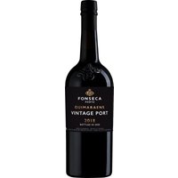 Fonseca Guimaraens Vintage Port 2018 zeigt sich in undurchdringlichem Violett-Schwarz mit einem schmalen violetten Rand. Die dichte und kompakte Nase offeriert beeindruckende Tiefe. Aromen von schwarzen und roten Beeren