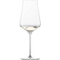 Brillantes Zusammenspiel Die maschinell gefertigte Kuppa des 22 cm hohen Weißweinglases der Hybridserie Duo von Zwiesel Glas konzentriert die Feuchtigkeit und trägt die feinen Aromen verschiedenster Weißweine empor. Mittels traditioneller Glasmacherkunst wird der feine Stiel in Handarbeit gefertigt und verleiht dem Glas eine besondere Haptik. Ein Meisterwerk aus zwei Welten In Duo verbindet Zwiesel Glas elegante Leichtigkeit mit eindrucksvoller Stabilität. In höchster Qualität wird die Kuppa maschinell gefertigt und das Unterteil traditionell per Hand geformt. Das Weißweinglas ergibt mit dem Champagnerglas der Serie ein perfektes Ensemble. Höhe: 224 mm Dieses Produkt ist hand- & maschinengefertigt. 2 Stück pro Karton.