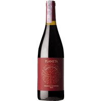 Aus dem ländlichen Dorilli zwischen Mittelmeer und Monti Iblei stammt der Cerasuolo di Vittoria. Ein besonders fruchtiger Wein aus den sizilianischen Rebsorten Nero d’Avolo und Frappato. Aromen von Kirsche