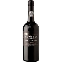 Ein leuchtend violetter Granatton prägt das Erscheinungsbild dieses Fonseca Vintage Port 2007. Die charakteristische Nase vereint eingelegte schwarze Kirschen