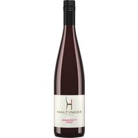 Eine prickelnde Sommer-Cuvée mit feinfruchtiger Aromatik von Himbeeren und Erdbeeren. Im Geschmack eine dezente Süße die nicht im Vordergrund steht und eine Säure die Lust auf den nächsten Schluck macht.