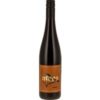 Ein markanter Rotwein aus dem Haus Mees im Anbaugebiet Nahe: Der 2020er Jahrgang der "Daheim"-Linie präsentiert eine fruchtige Cuvée aus Dunkelfelder und Portugieser. Mit seiner beeindruckend schwarzroten Farbe verspricht er intensive Aromen von Brombeeren und Holunder. Am Gaumen entfaltet sich ein komplexes Bouquet von Kakaobohnen