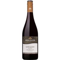 Rubinrot im Glas. Der Duft erinnert an dunkle Beeren und Tabak. Am Gaumen langanhaltend.Idealer Begleiter zu dunklem Fleisch und Hartkäse.