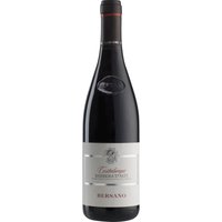 Rote Früchte prägen den Charakter dieses barriquegereiften Barbera. Dunkle Kirschen und kandierte Beeren sowie zarte Töne von Lakritz und Gewürznelke zeigt er im angenehmen Duft. Mit seiner Eleganz