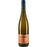 Der Dackermann Riesling 2023 aus Rheinhessen verführt mit Aromen von gelbem Pfirsich und reifem Apfel. Seine harmonische Balance zwischen Süße und weicher Säure macht ihn zu einem ausdrucksstarken Riesling. Der Wein zeigt eine lebendige