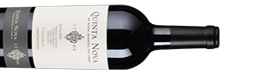 dass dieser portugiesische Rotwein ganz ohne Reife im Eichenholzfass daherkommt. So präsentiert er die verwendeten Rebsorten ganz ungeschminkt.