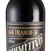 Ein intensives Abenteuer ohne jede Reue. Dieser Primitivo von alten Reben sucht an Dichte und Tiefe