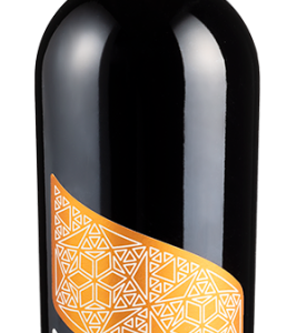 Aus Umbrien stammt diese Cuvée aus Cabernet Sauvignon und Sangiovese. Für die gelungene Kreation zeichnet sich Winzerlegende Riccardo Cotarella verantwortlich.