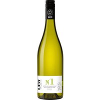 Der Uby N°1 Sauvignon Blanc verführt die Nase mit den für die Rebsorte typischen Aromen von Stachelbeere und frisch gemähtem Gras. Dazu gesellen sich erfrischende zitrische Anklänge und heller Pfirsich. Am Gaumen dominieren exotische Früchte