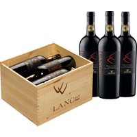 Der Cantine Paolini Lance Nero D'Avola aus Sizilien präsentiert sich in einer Holzkiste mit sechs Flaschen. Das Bouquet zeichnet sich durch intensive Kirscharomen aus