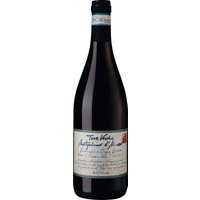 Die ausgezeichnete Cantina Tollo ist einer der anerkanntesten Erzeuger Italiens. Sehr erfolgreich konzentriert sie sich auf regionale Sorten wie die altehrwürdige Montepulciano-Rebe. Bester Beweis ist der Terre Vecchie. Er strahlt rubinrot mit violettfarbenen Reflexen und duftet nach Waldbeeren