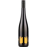 Dieser Grüne Veltliner vom Weingut Tegernseerhof stammt aus verschiedenen Lagen rund um das Weinörtchen Dürnstein. Die Trauben für den Wein wurden per Hand und bei voller Reife geerntet. Im Ergebnis präsentiert sich dieses Federspiel aus der Wachau fruchtig und frisch. Aufgrund seiner Vielschichtigkeit und Mineralik ist der Wein sowohl als Solist als auch Begleiter von leichten Speisen ein Genuss.
