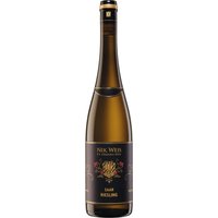 Nik Weis vom St. Urbans-Hof führt das Weingut nun schon in dritter Generation und mit mehr als einem Vierteljahrhundert Expertise. Dieser klassische Moselwein ist ein wunderbarer Einstieg in seine Philosophie der Weinkultur. Der Riesling interpretiert seine traditionellen Wurzeln mit einem ihm ganz eigenen Charme neu. Ausdrucksstark
